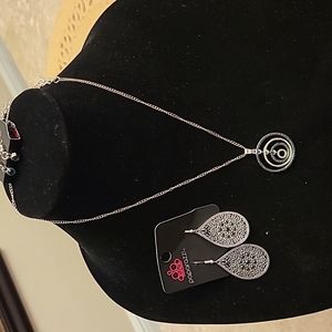 Necklace set with additional earrings
